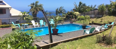 Una piscina al aire libre, una piscina climatizada