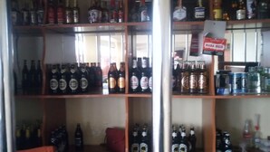 Un espace bar avec des étagères remplies de différentes bouteilles d’alcool.