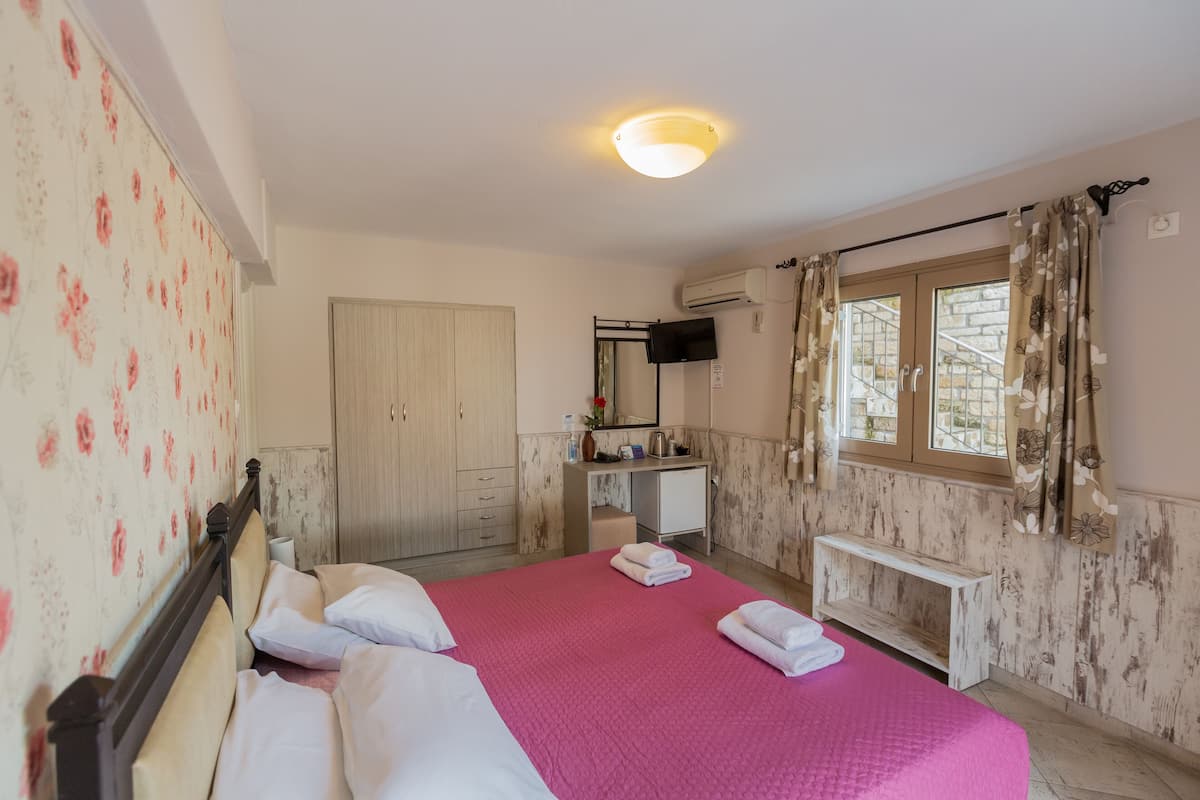 Double or Twin Room, Patio (B2)