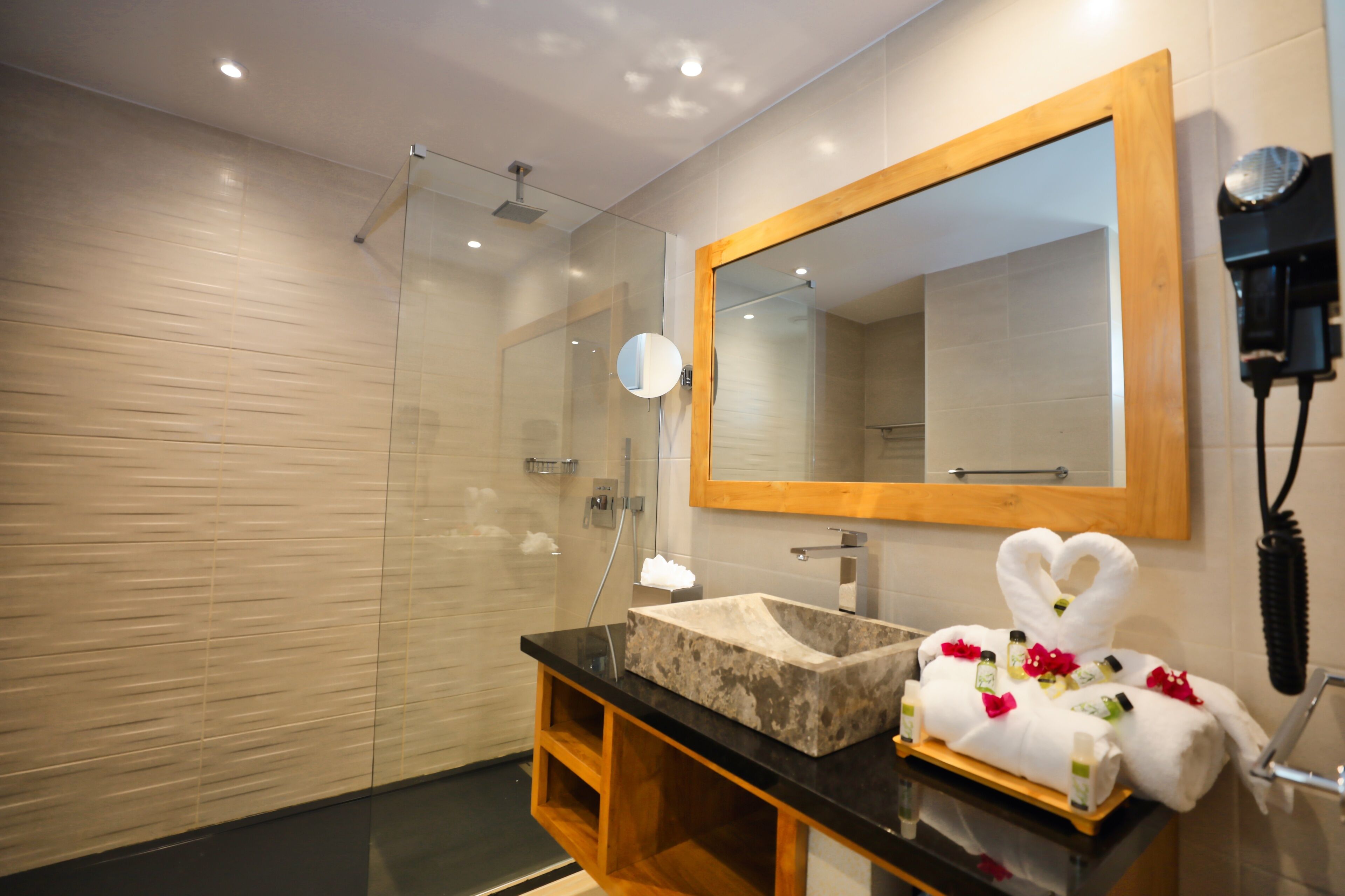 shower, rainfall showerhead, free toiletries, hair dryer