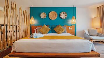 Una cama grande con estructura de madera, una pared de acento color turquesa y tres lámparas fijadas a la pared.