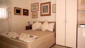 Tabla de planchar con plancha, wifi, ropa de cama