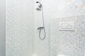 Dusche, Haartrockner, Handtücher, Toilettenpapier