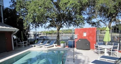 EXECUTIVE 1 BEDROOM SUITE w/WATERVIEW - Riverwalk Downtown Tampa