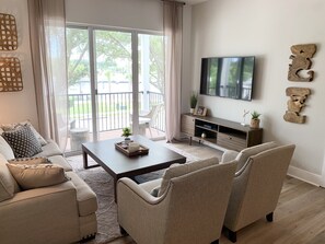 Smart TV - EXECUTIVE 1 BEDROOM SUITE w/WATERVIEW - Riverwalk Downtown Tampa (Tampa)