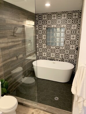 Bathtub, hair dryer, bidet, towels - EXECUTIVE 1 BEDROOM SUITE w/WATERVIEW - Riverwalk Downtown Tampa (Tampa)