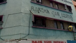 Un bâtiment portant une enseigne indiquant « RWATHIA CLUB BOARDING & LODGING ».