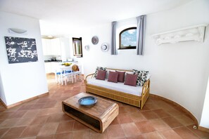 Smart TV, books - NIDO: private apartment with sea-sunset view, surrounded by nature in Ischia (Forio)