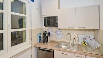 Kühlschrank, Mikrowelle, Herdplatte, Wasserkocher mit Kaffee-/Teezubehör