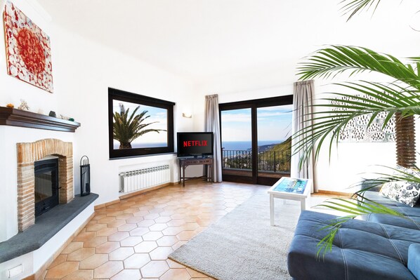 Smart TV, fireplace, books - Villa Titina: two independent and panoramic apartments with sea-sunset view (Forio)