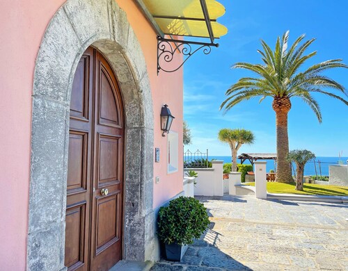 Villa Titina: two independent and panoramic apartments with sea-sunset view