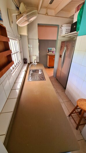 Kühlschrank, Ofen, Herdplatte, Wasserkocher mit Kaffee-/Teezubehör