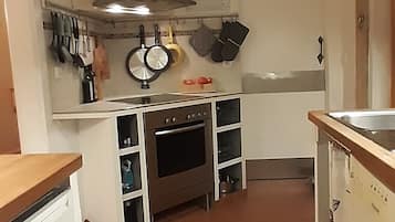 Køleskab, mikrobølgeovn, ovn, kogeplade