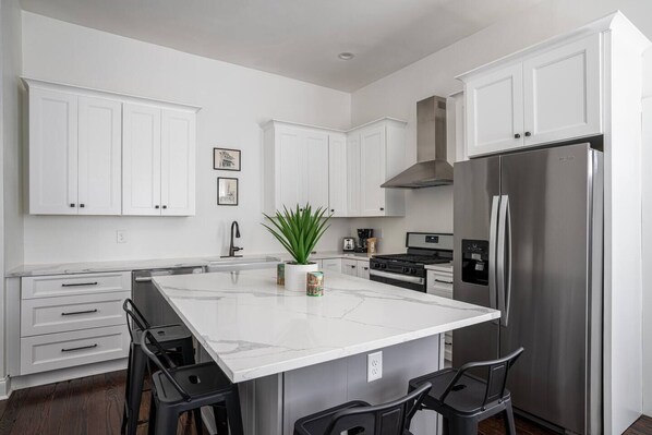 Een koelkast, een magnetron, een oven, een kookplaat