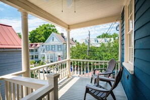 Property grounds - The Lawrence Suite | Modern Charleston Gem (Charleston)