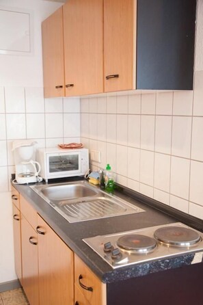 Herdplatte, Wasserkocher mit Kaffee-/Teezubehör, Toaster
