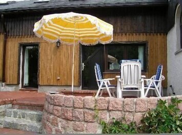 Außenansicht des Gebäudes. Ferienhaus Am Silberbach II mit Terrasse