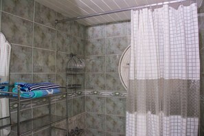 Bathtub, hair dryer, towels - Sea Gazer @ Columbus Heights (Ocho Rios)
