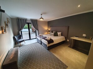 Comfort Room - Bedroom 3 | Desk, laptop workspace, free WiFi, bed sheets - Sleepat84 (Dullstroom)