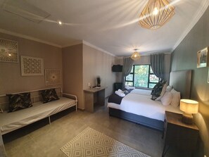 Family Room - Bedroom 9 | Desk, laptop workspace, free WiFi, bed sheets - Sleepat84 (Dullstroom)