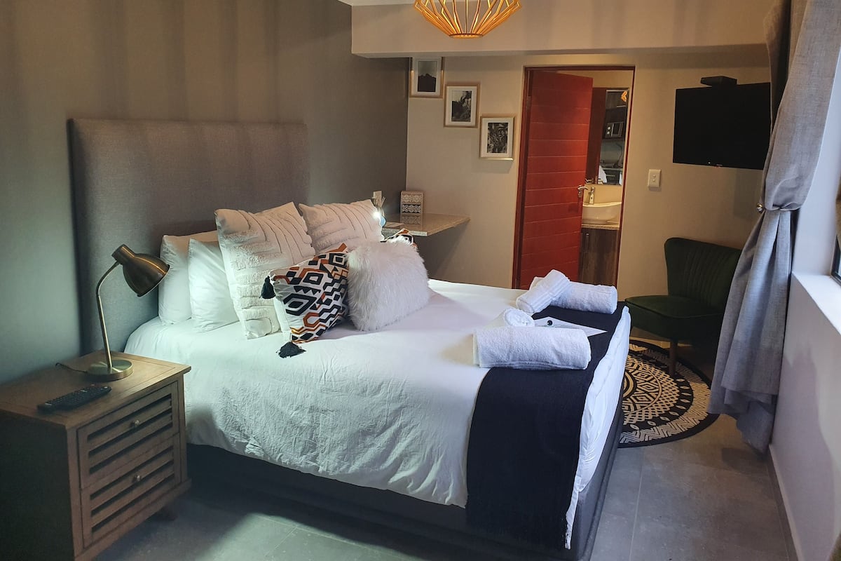 Business Room - Bedroom 1 | Desk, laptop workspace, free WiFi, bed sheets