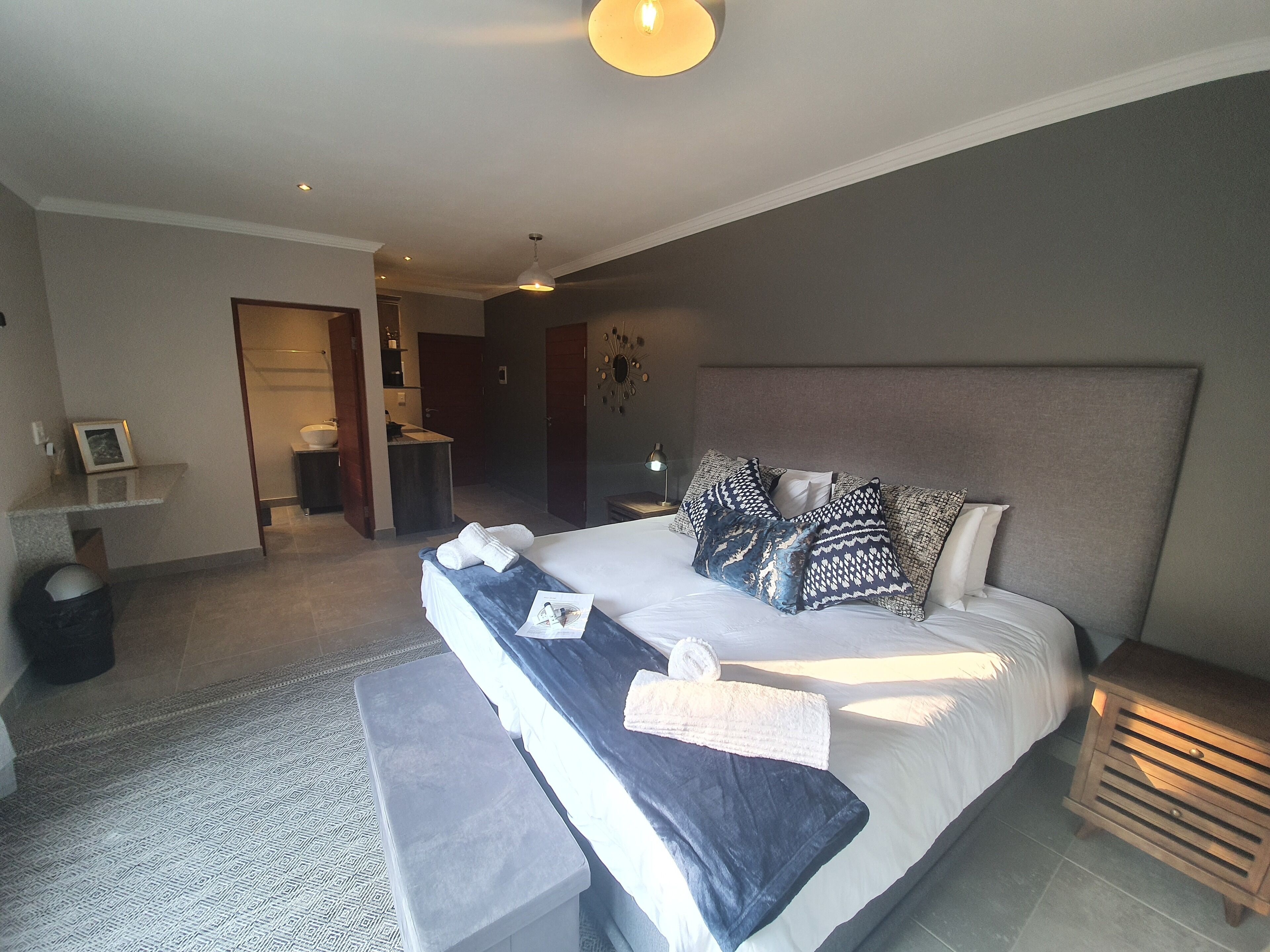 Comfort Room - Bedroom 10 | Desk, laptop workspace, free WiFi, bed sheets