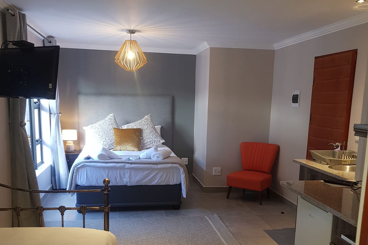Family Room, Multiple Beds | Desk, laptop workspace, free WiFi, bed sheets