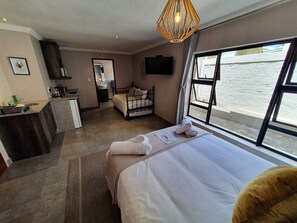 Family Room, Multiple Beds | Private kitchenette | Mini-fridge, microwave, electric kettle, cookware/dishes/utensils