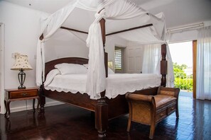 4 bedrooms, desk, iron/ironing board, WiFi - Sencillo Beach Access Villa in Mammee Bay Estate (Ocho Rios)