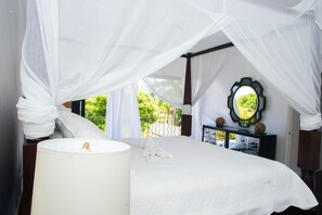 4 bedrooms, desk, iron/ironing board, WiFi - Sencillo Beach Access Villa in Mammee Bay Estate (Ocho Rios)