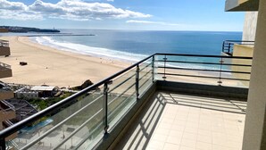 Un balcó amb vista a la platja i l'oceà.