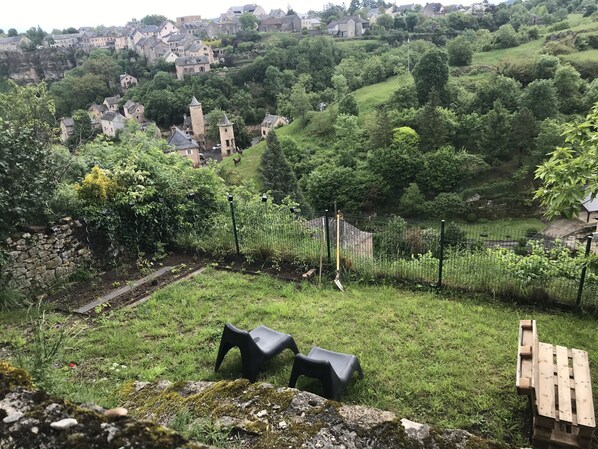 Property grounds - "Maisondeltraouc" gîte with roof terrace and garden offering stunning views. (Bozouls)