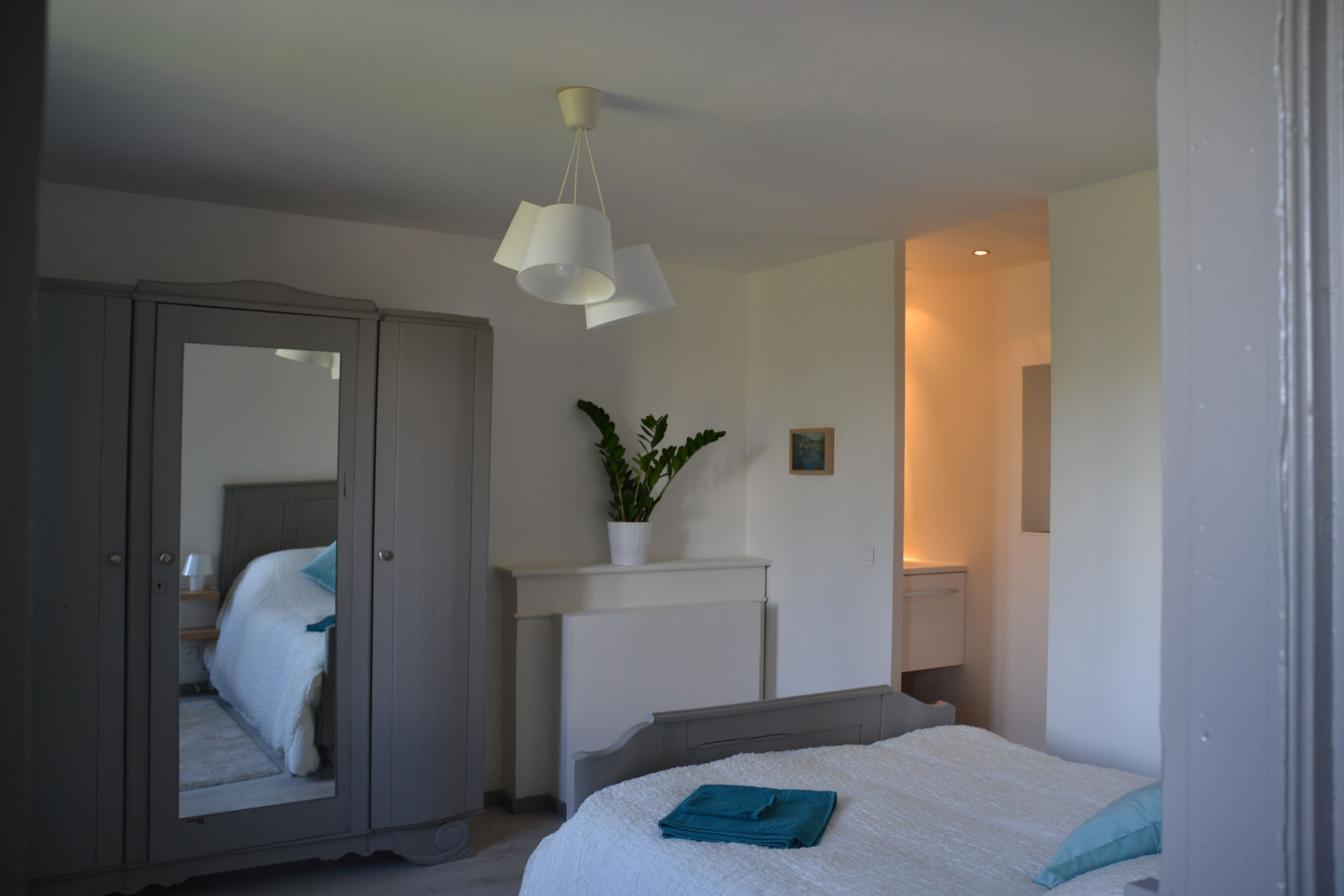 3 habitaciones, escritorio, tabla de planchar con plancha y wifi 