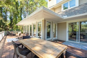 Outdoor dining - Perfectly situated in the heart of Kiawah (Kiawah Island)