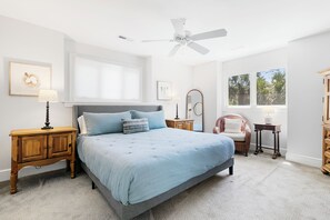 4 dormitorios, escritorio, tabla de planchar con plancha y cuna de viaje