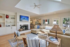 Una Smart TV, una chimenea, videojuegos, un futbolín