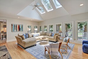 Una Smart TV, una chimenea, videojuegos, un futbolín