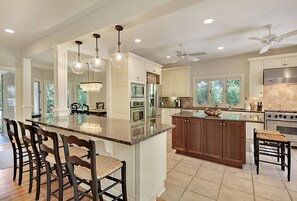 Fridge, microwave, oven, stovetop - Perfectly situated in the heart of Kiawah (Kiawah Island)