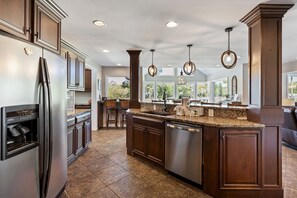 Fridge, microwave, oven, stovetop - SPACIOUS 4BR HOME WITH POOL, SPA & GOLF COURSE VIEWS HILTON HEAD (Hilton Head Island)