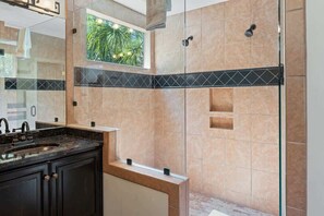 Combined shower/tub, hair dryer, towels