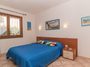 1 soverom, strykejern/-brett og reiseseng for barn