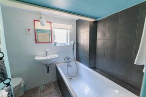 Apartment, 1 Bedroom | Bathroom | Towels - KM - Casa Rooms (Floriana)