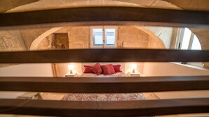 A bedroom with a bed, two bedside lamps, and a window. - TA - Casa Rooms (Valletta)