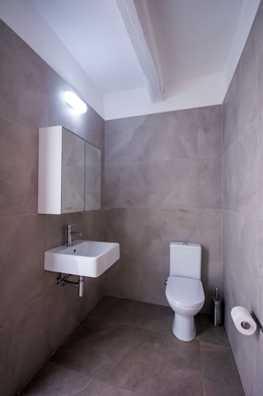 Bathroom - TCG - Casa Rooms (Valletta)