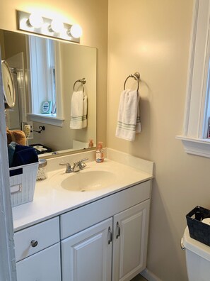 Combined shower/bathtub, hair dryer, towels, soap