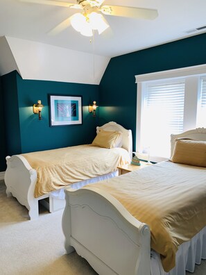 5 bedrooms, iron/ironing board, travel crib, free WiFi - The Trifecta in Old Louisville (Louisville)