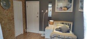 4 bedrooms, iron/ironing board, free WiFi, bed sheets