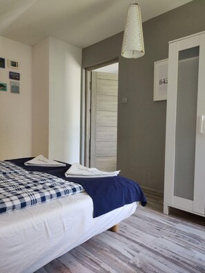 4 bedrooms, iron/ironing board, free internet