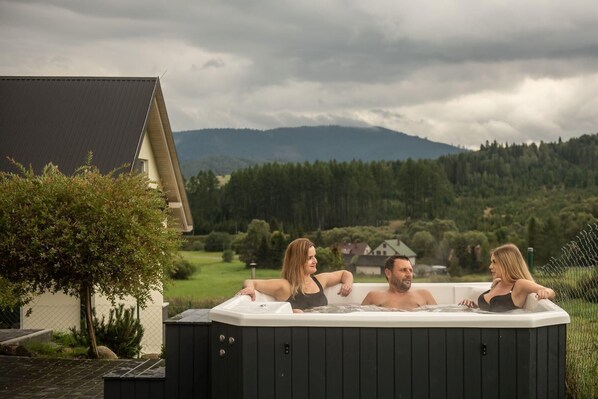 Outdoor spa tub