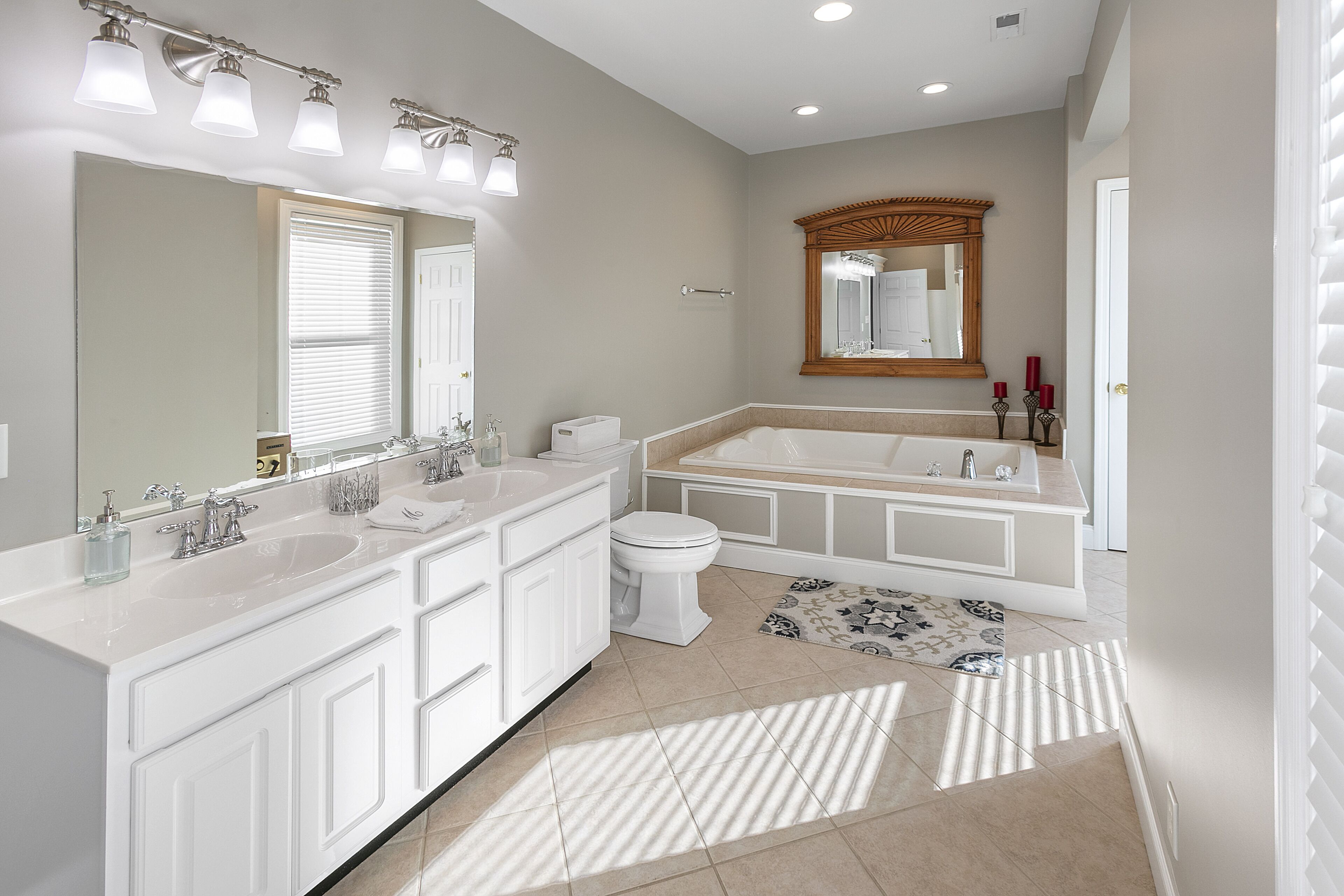 Une salle de bain moderne avec un grand meuble-lavabo, une baignoire et des toilettes.